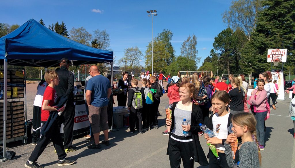 Kahviteltalla riitti kävijöitä. Olihan paikalla opettajia kahdeksasta koulusta.